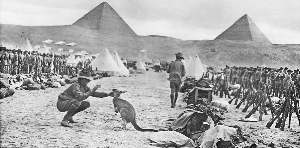Az ausztrál 10. zászlóalj katonája kabalaállatukkal Egyiptomban 1915 körül